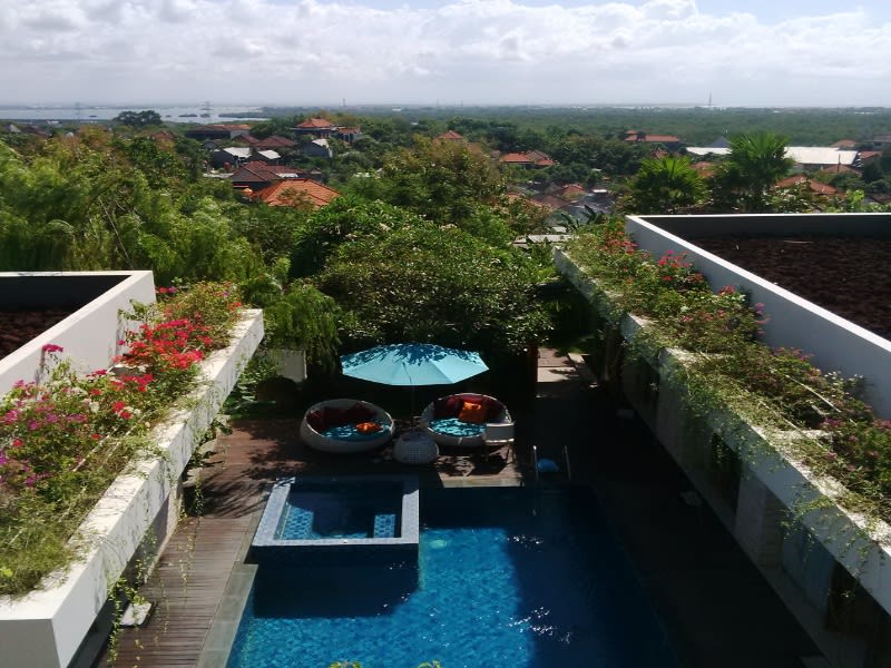 Dari atap cottage, tamu bisa menikmati pemandangan indah dan menakjubkan. Bisa melihat sepotong pojok lautan